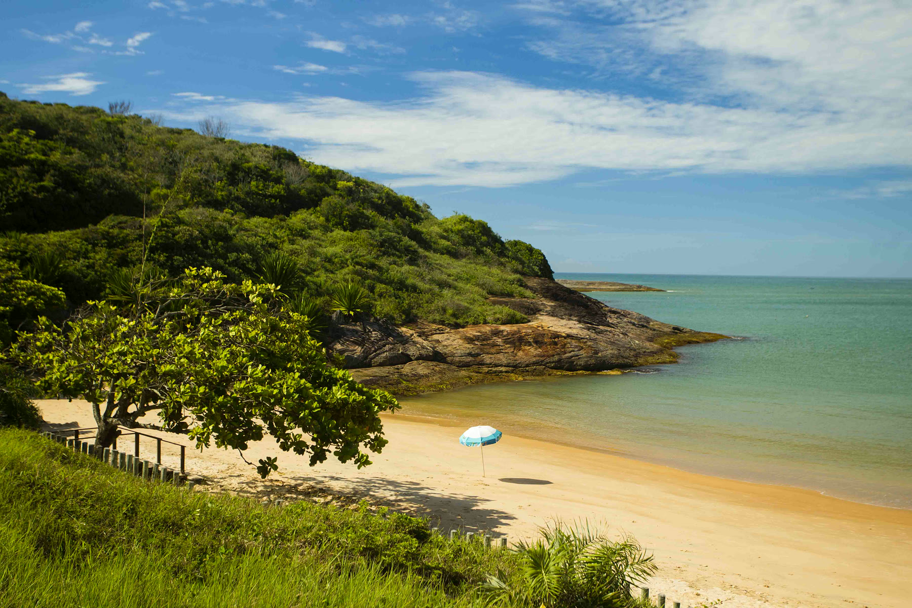 Praia da Bacutia, na Enseada Azul em Guarapari
