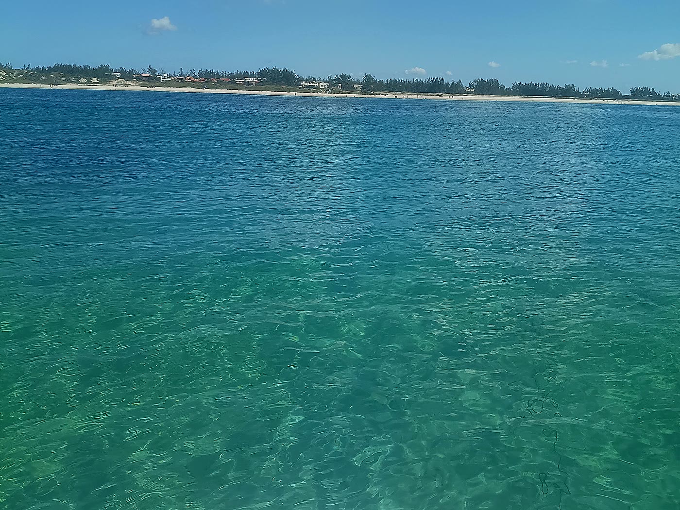 Água verde-transparente em Setiba, Guarapari